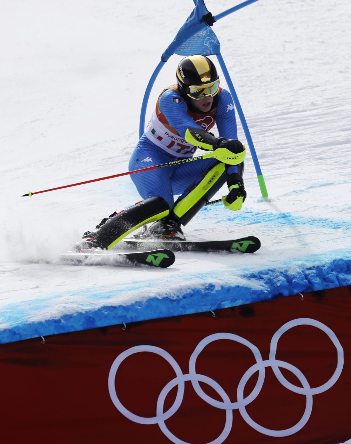 Italský lyžař Alex Vinatzer při závodu smíšených družstev na olympijských hrách 2018 v Koreji.