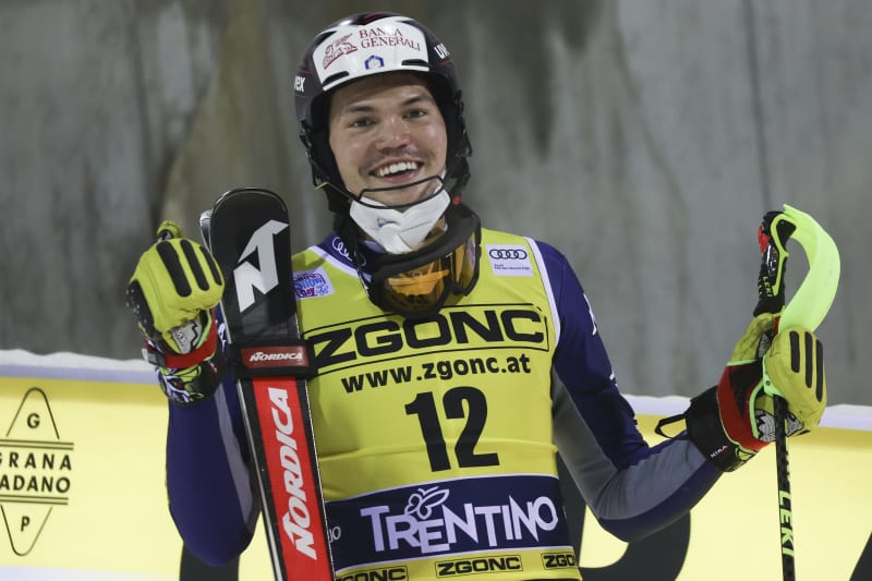 Italský lyžař Alex Vinatzer se raduje ze třetího místo ve slalomu Světového poháru v Madonně di Campilio 22. prosince 2020.