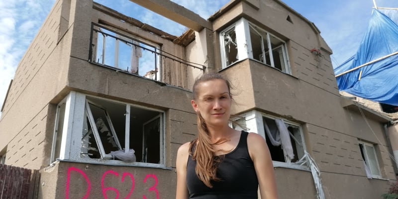 Aneta Stibůrková na snímku z letošního léta stojí před domem své tety, který přléhal k hospodě a po tornádu musel být zbořen.