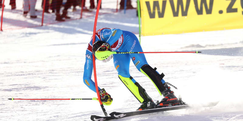 Italský lyžař Alex Vinatzer projíždí na špatné straně poslední branku druhého kola závodu ve slalomu Světového poháru ve francouzském Val d’Isere 12. prosince 2021. Kdyby ji projel správně, zřejmě by vyhrál.