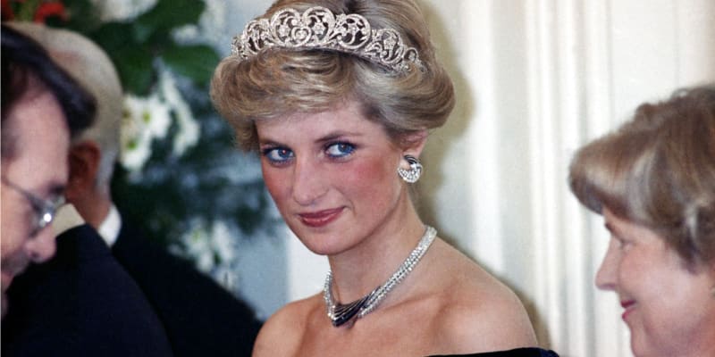 Princezna Diana s korunkou v roce 1987
