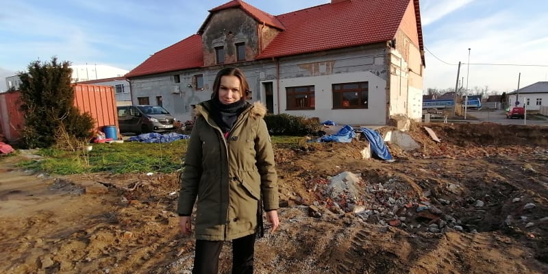 Aneta Stibůrková před hospodu v Lužicích. Ani šest měsíců po tornádu se rodinný podnk nepodařilo zprovoznit, nemá finance. Vpravo i vlevo od hostince stály domy tetiček, oba zničilo tornádo.
