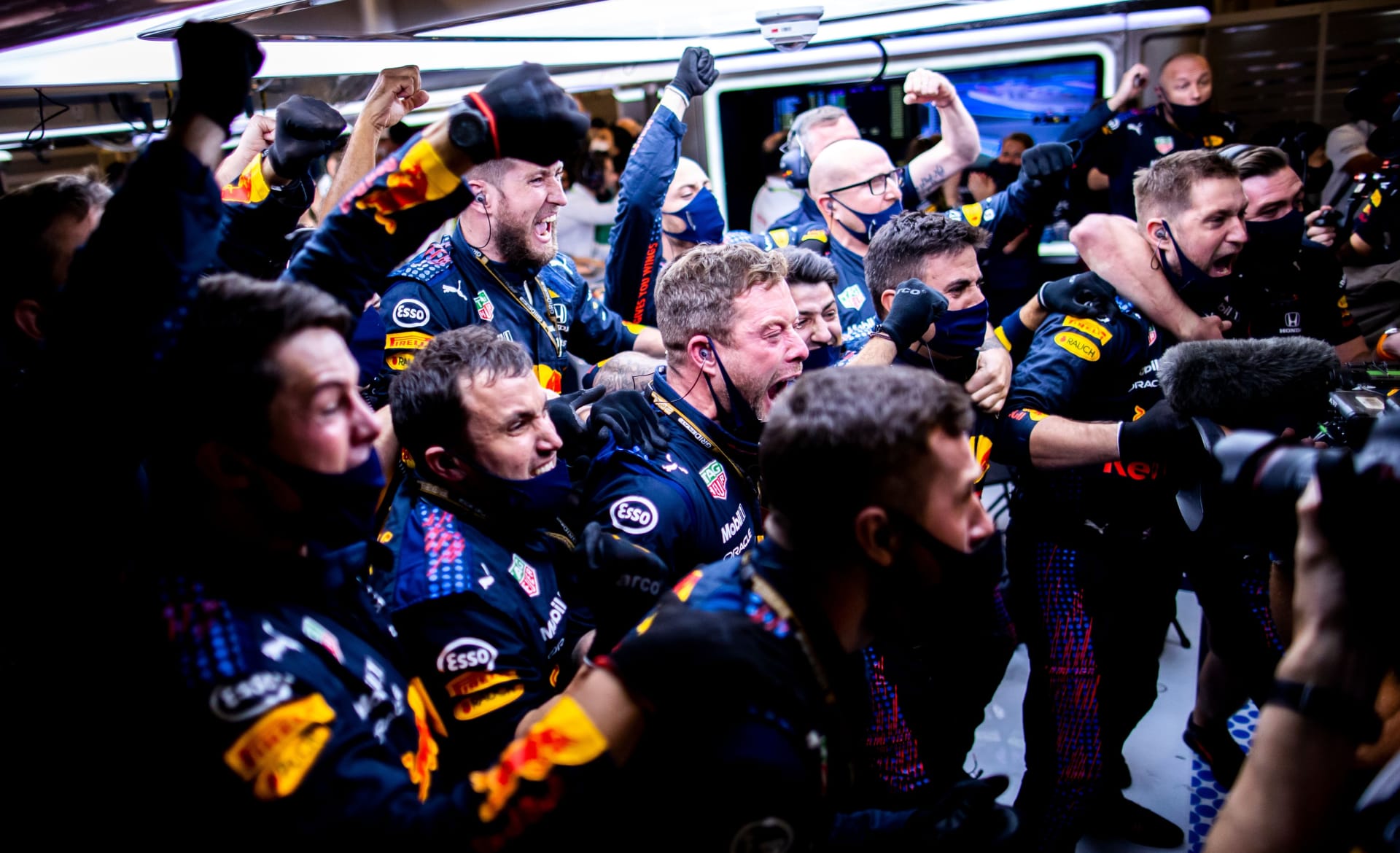 Radost v garáži Red Bullu zvěčněna Vladimírem Rysem poté, co Max Verstappen v závěrečném kole Velké ceny Abú Dhabí předjel Lewise Hamiltona.