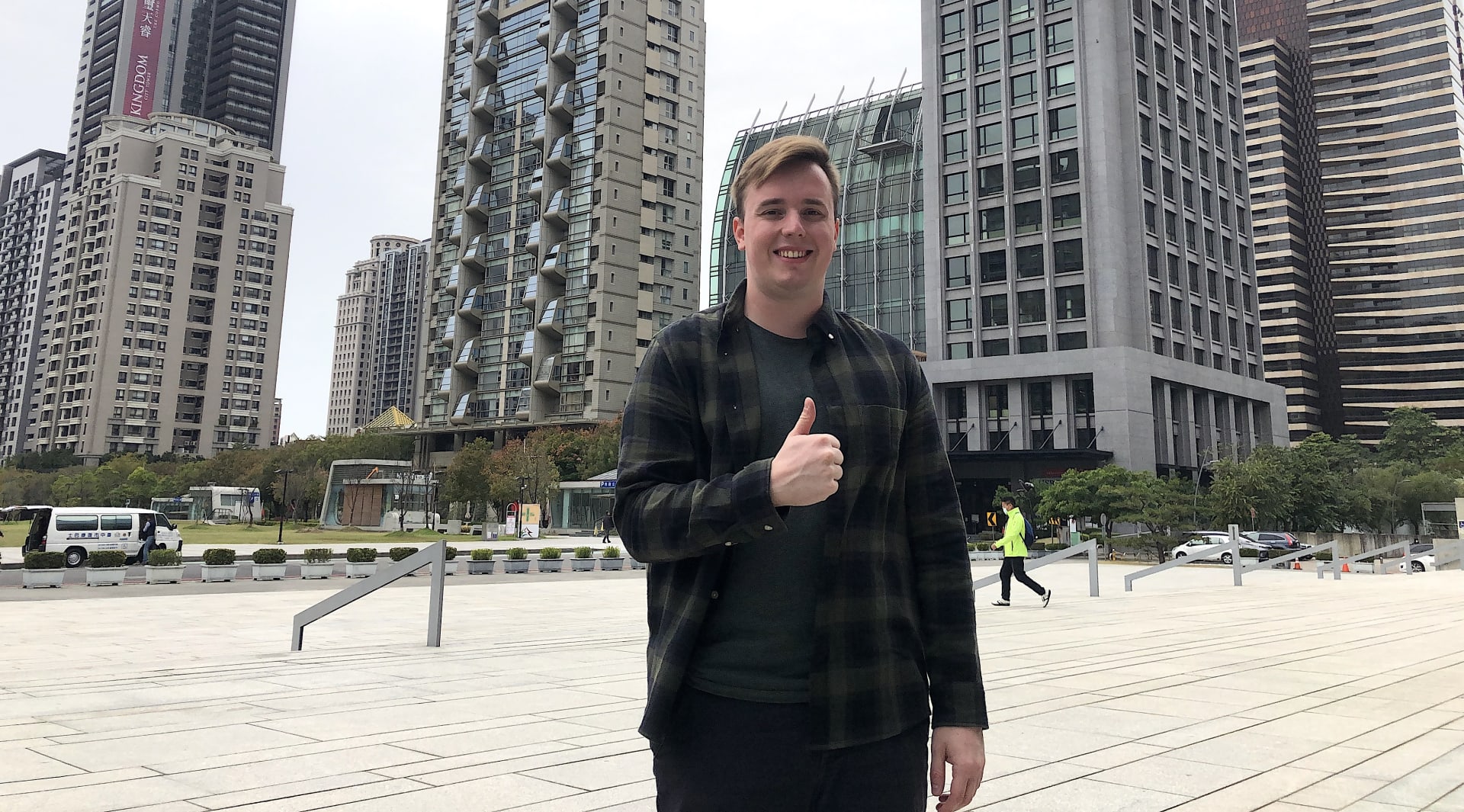 Český vysokoškolák Ondřej Demiš pózuje v okolí radnice města Tchaj-čung na Tchaj-wanu, kde studuje.