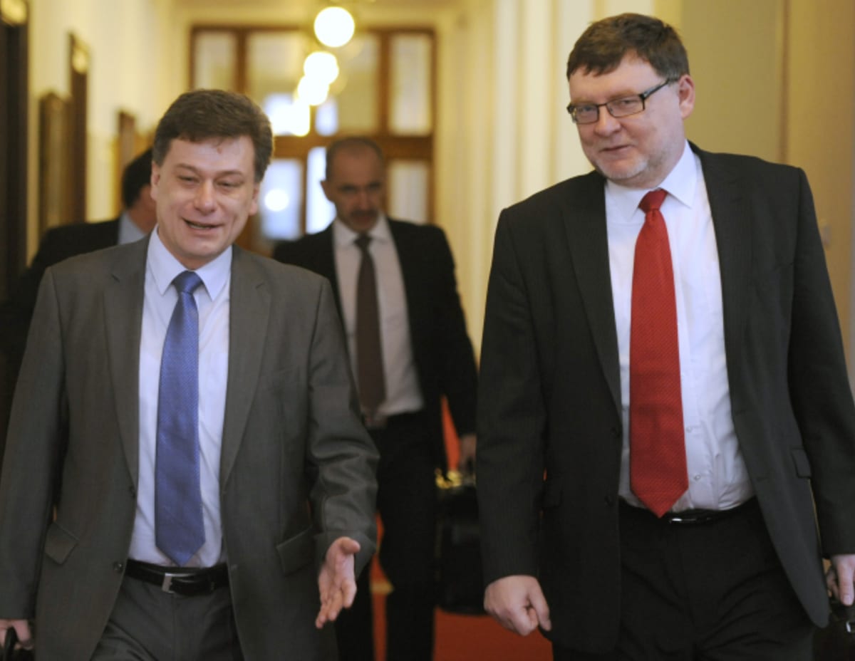 Ministr spravedlnosti Pavel Blažek (vlevo) společně s šéfem státní kasy Zbyňkem Stanjurou.