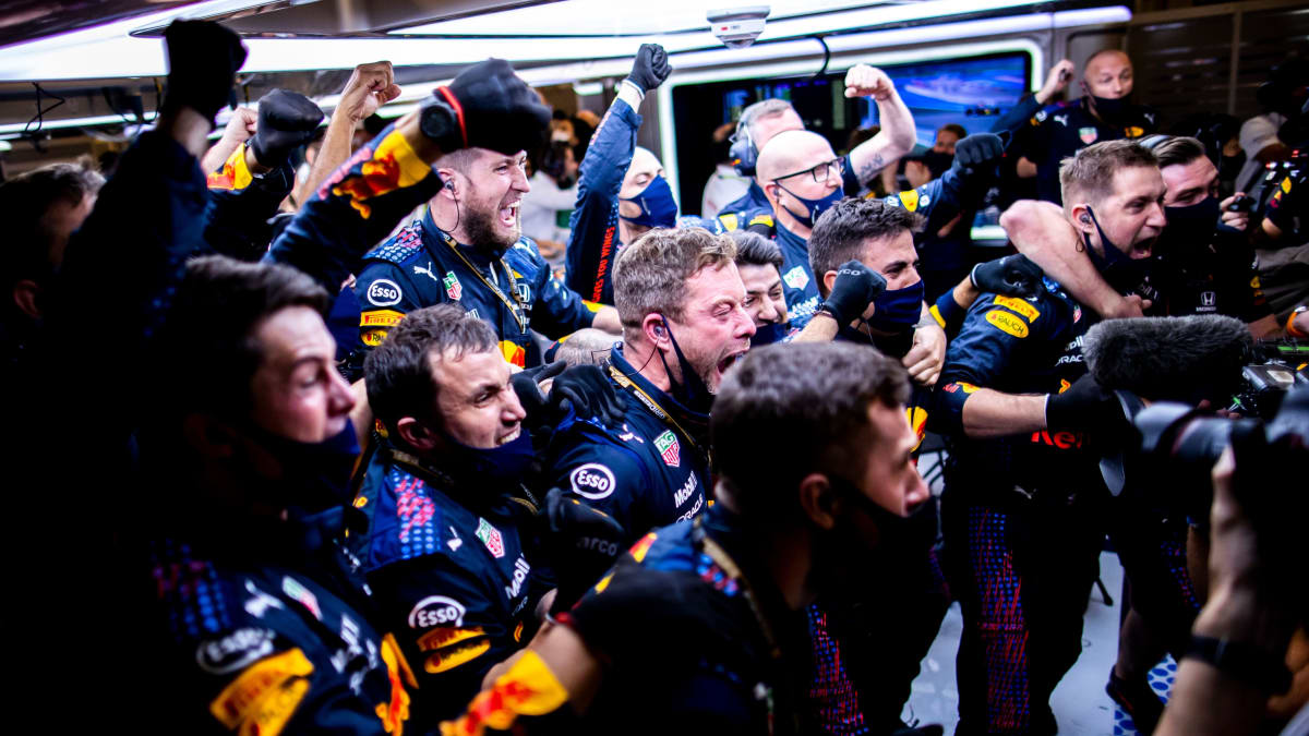 Radost v garáži Red Bullu zvěčněna Vladimírem Rysem poté, co Max Verstappen v závěrečném kole Velké ceny Abú Dhabí předjel Lewise Hamiltona.