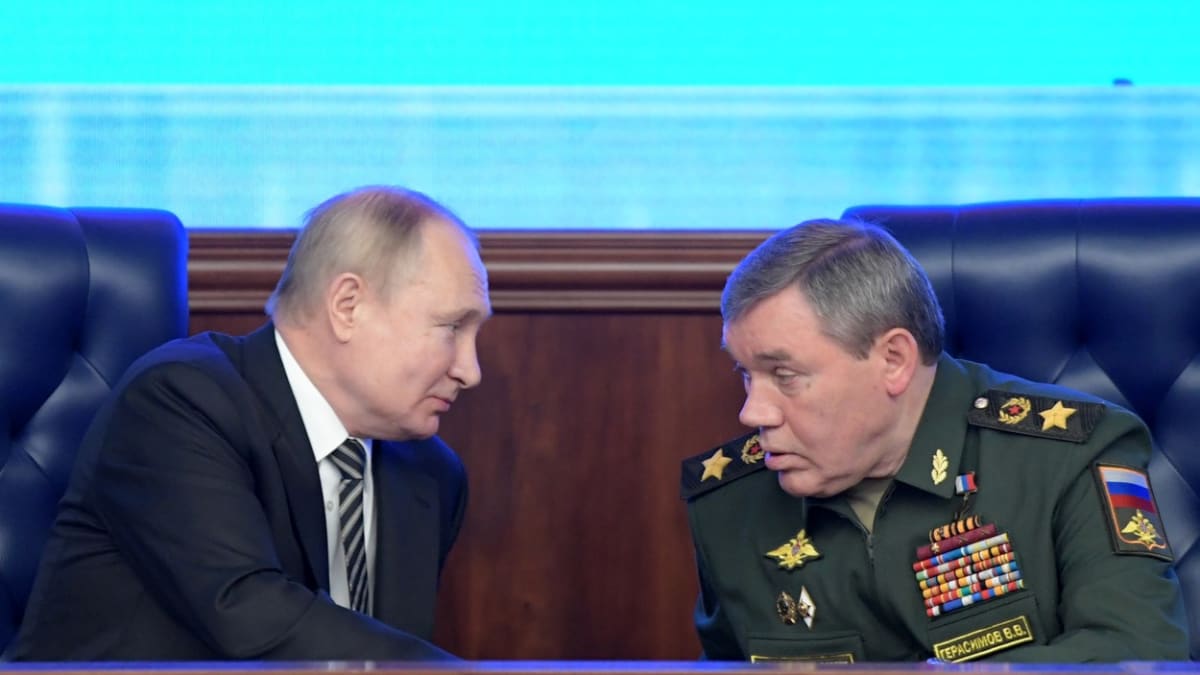 Vladimir Putin při rozhovoru s náčelníkem generálního štábu ozbrojených sil Ruské federace Valerijem Gerasimovem