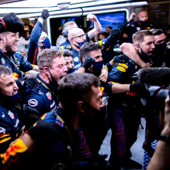 Radost v garáži Red Bullu poté, co Max Verstappen v závěrečném kole Velké ceny Abú Dhabí předjel Lewise Hamiltona.