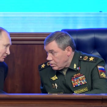 Vladimir Putin při rozhovoru s náčelníkem generálního štábu ozbrojených sil Ruské federace Valerijem Gerasimovem