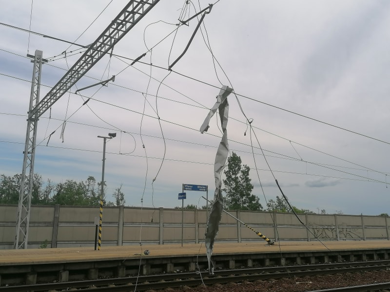 Železniční koridor v Lužicích poničený tornádem