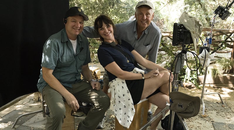 Norská režisérka Cecilie Mosliová pózuje s kameramany při natáčení amerického seriálu Chirurgové. 