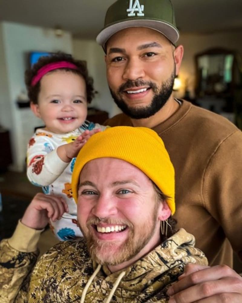 Bennett Kaspar-Williams nyní vychovává se svým manželem Malikem syna Hudsona.