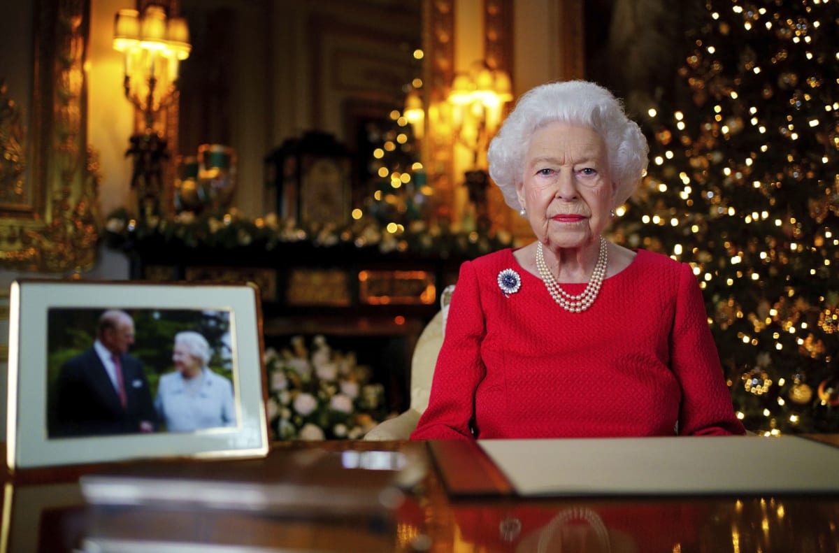 Britská královna Alžběta II. stráví po více než 70 letech první Vánoce bez svého manžela Philipa. 