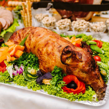 Lechón, pečené prasátko, je populárním vánočním pokrmem na Filipínách.