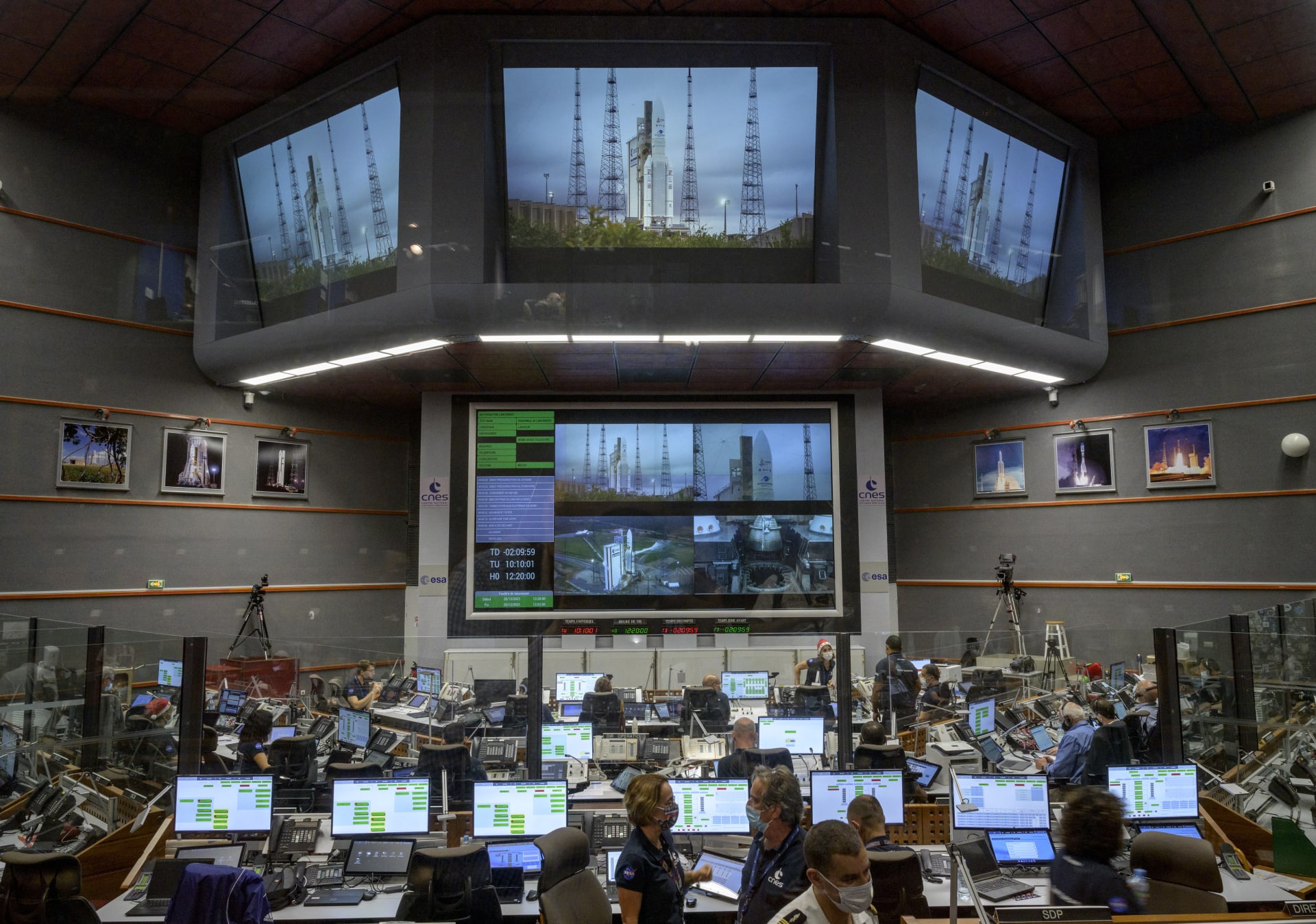 Celá řídící místnost NASA s napětím sledovala, jak dopadne start rakety Ariane 5.