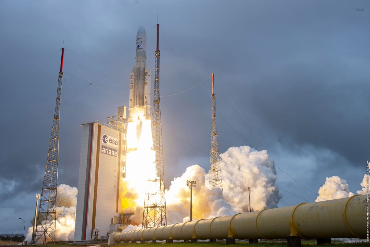 Start rakety Ariane 5, která má na palubě Webbův teleskop