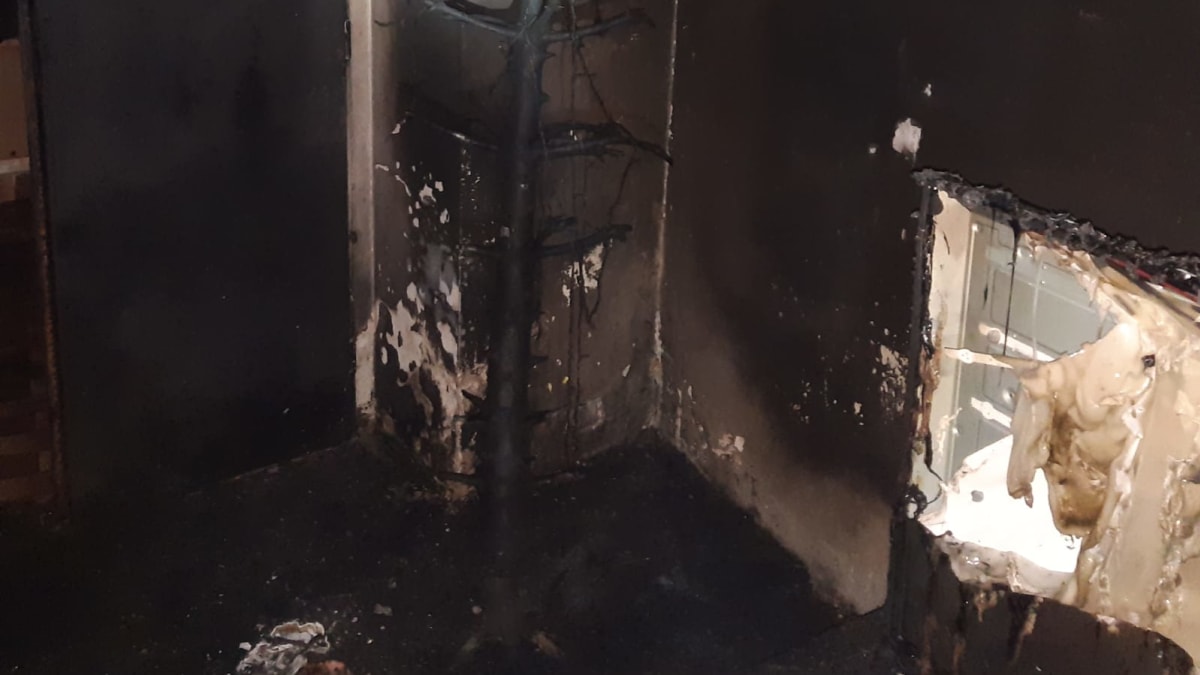 Hasiči likvidovali požár vánočního stromku a postele v rodinném domě v obci Lipenec na Lounsku.