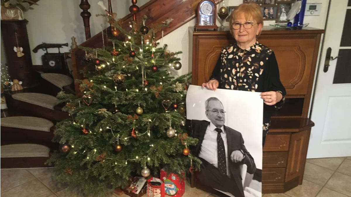 Věra Kuberová doma u vánočního stromečku s fotografií svého muže.