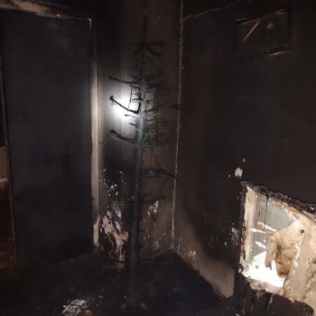 Hasiči likvidovali požár vánočního stromku a postele v rodinném domě v obci Lipenec na Lounsku.