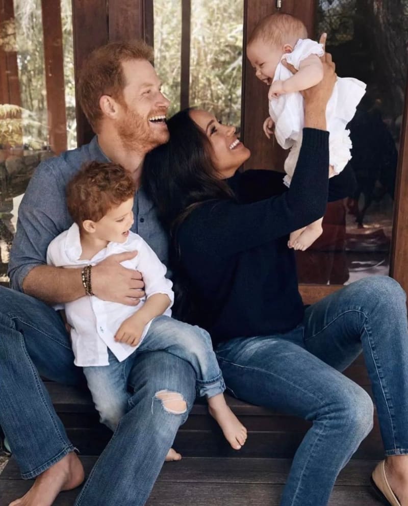 Princ Harry s manželkou Meghan poprvé ukázali dceru Lilibet, která se narodila v červnu 2021.