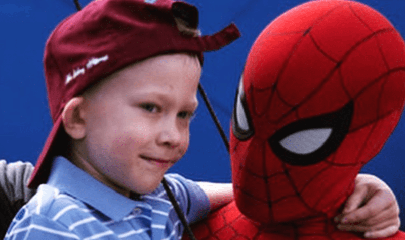 Herec Tom Holland splnil, co slíbil, a pozval dětského hrdinu na natáčení nového Spider-Mana.