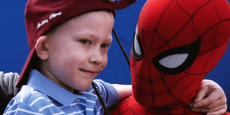 Herec Tom Holland splnil, co slíbil, a pozval dětského hrdinu na natáčení nového Spider-Mana.