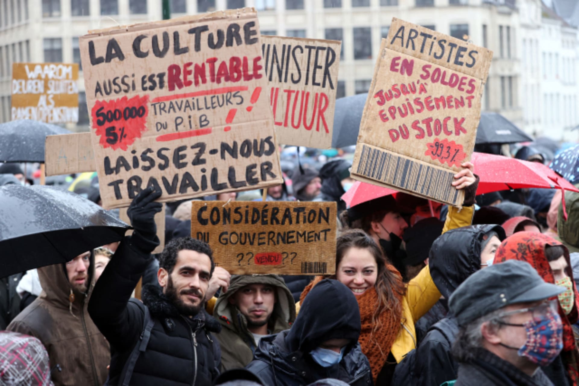 Tisíce lidí v Bruselu protestovaly proti uzavření divadel a kinosálů.