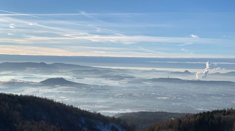 Pohled na Teplice z Komáří vížky. V pozadí tepelná elektrárna Ledvice a vrch Bořeň.