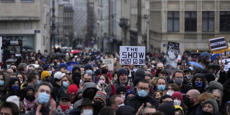 Tisíce lidí v Bruselu protestovaly proti uzavření divadel a kinosálů.