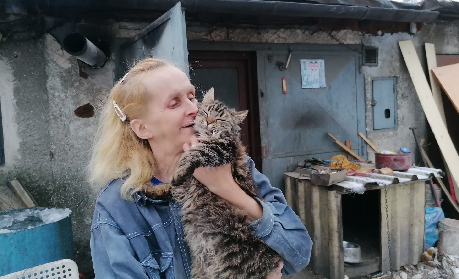 Dagmar Paláková žije v ostravské garáži už asi 15 let. Na konci listopadu jí zemřel muž, ale sama nezůstala, stará se o 11 koček, andulky a psa.