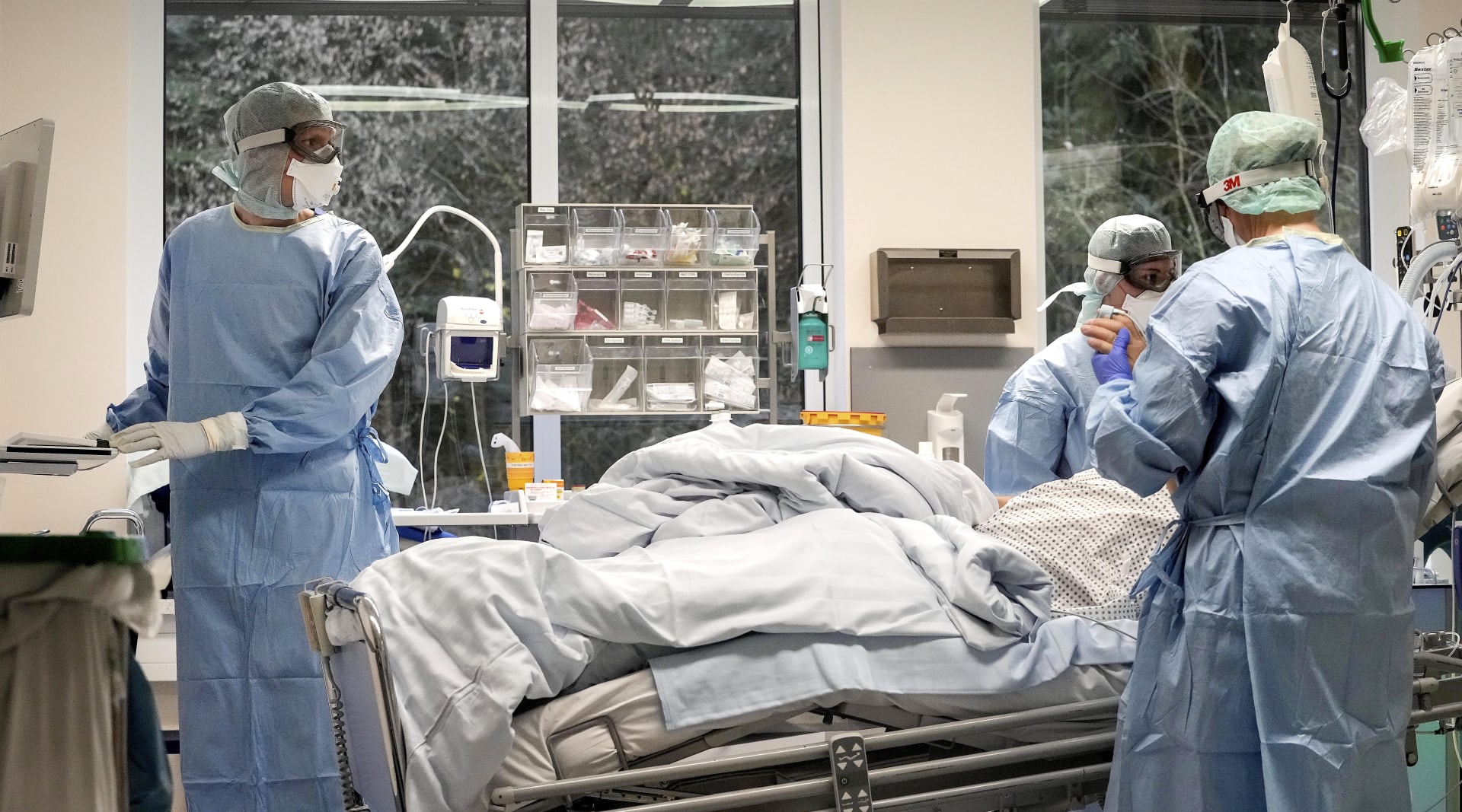 Lékaři ve vojenské nemocnici v západoněmeckém Westerstede pečují o pacienta s koronavirem.