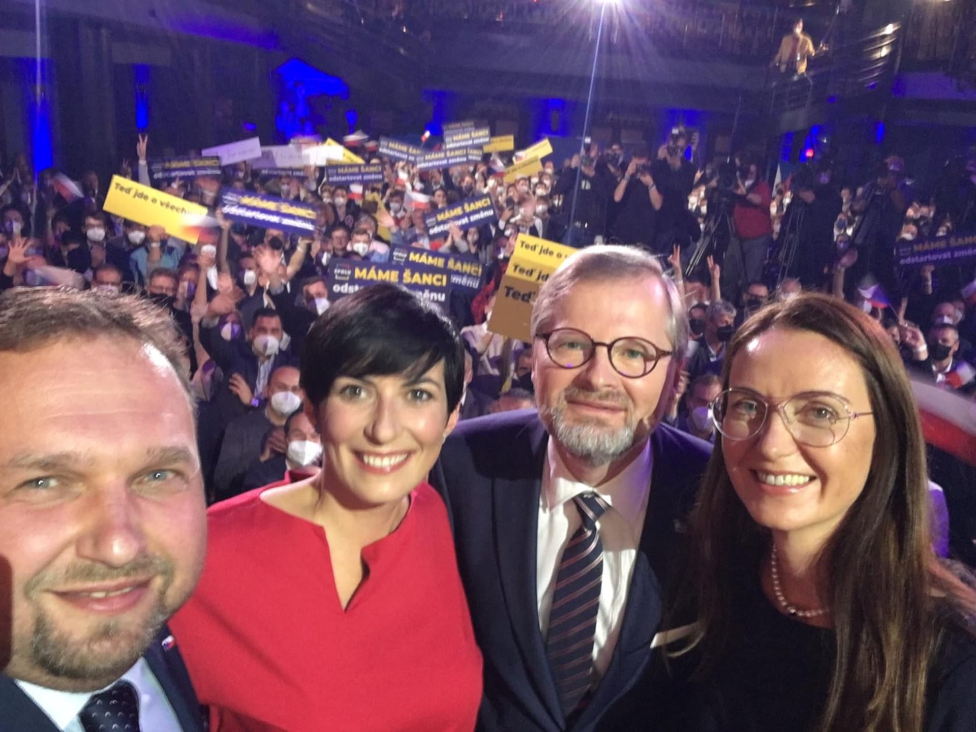Lídři koalice Spolu ve volebním štábu, vpravo manželka Petra Fialy Jana. (Zdroj: Facebook Petra Fialy)