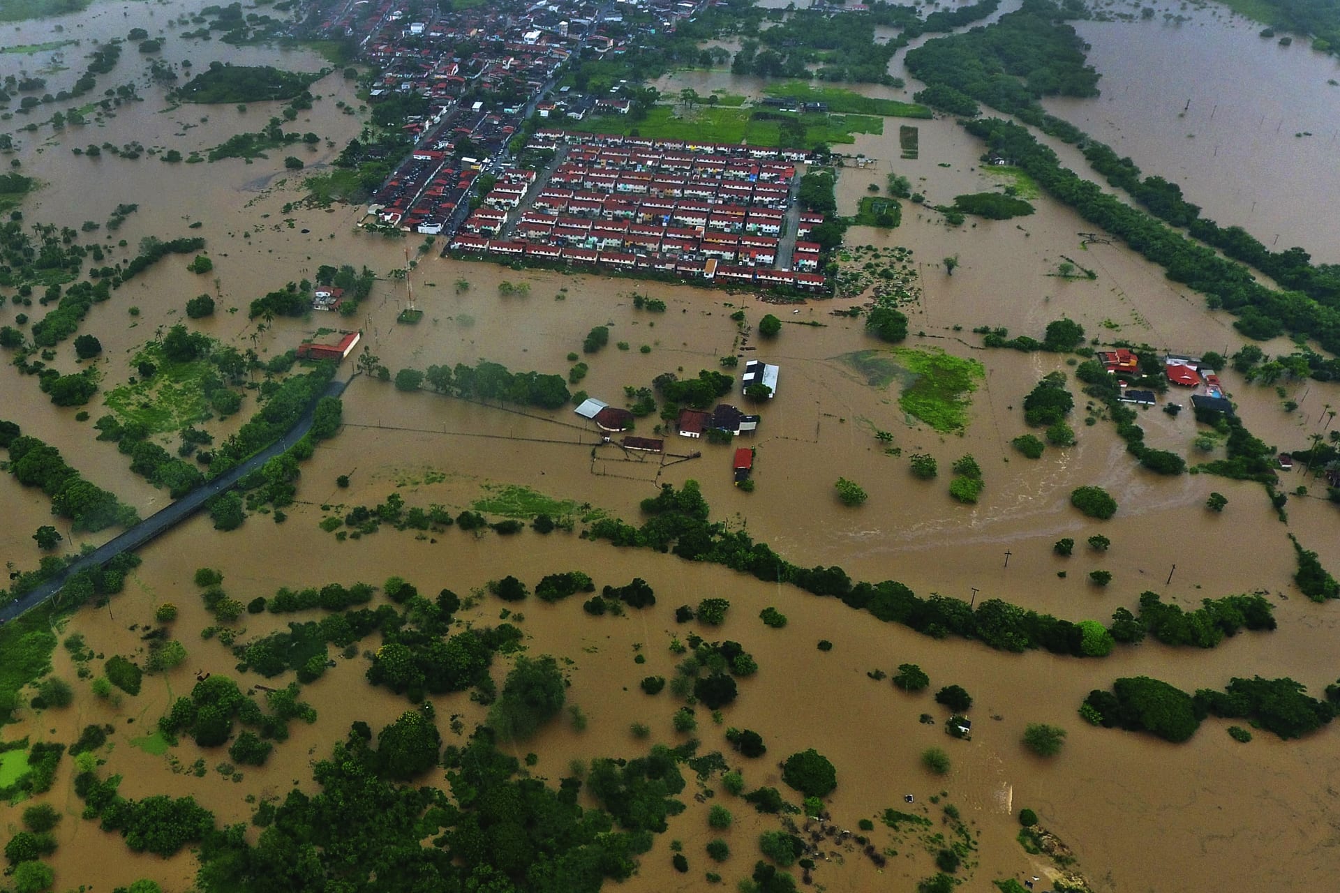 Kvůli vytrvalým dešťům se ve státě Bahia na východě Brazílie ocitlo pod vodou už více než 30 obcí.
