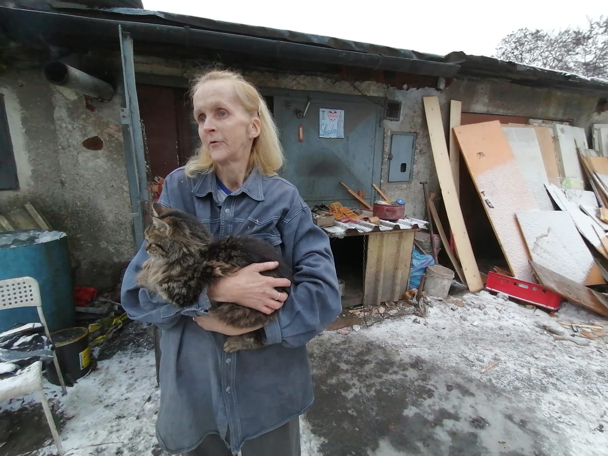 Dagmar Paláková před svým domovem v ostravské garážové favele, v červnu příští rok bude ženě padesát.