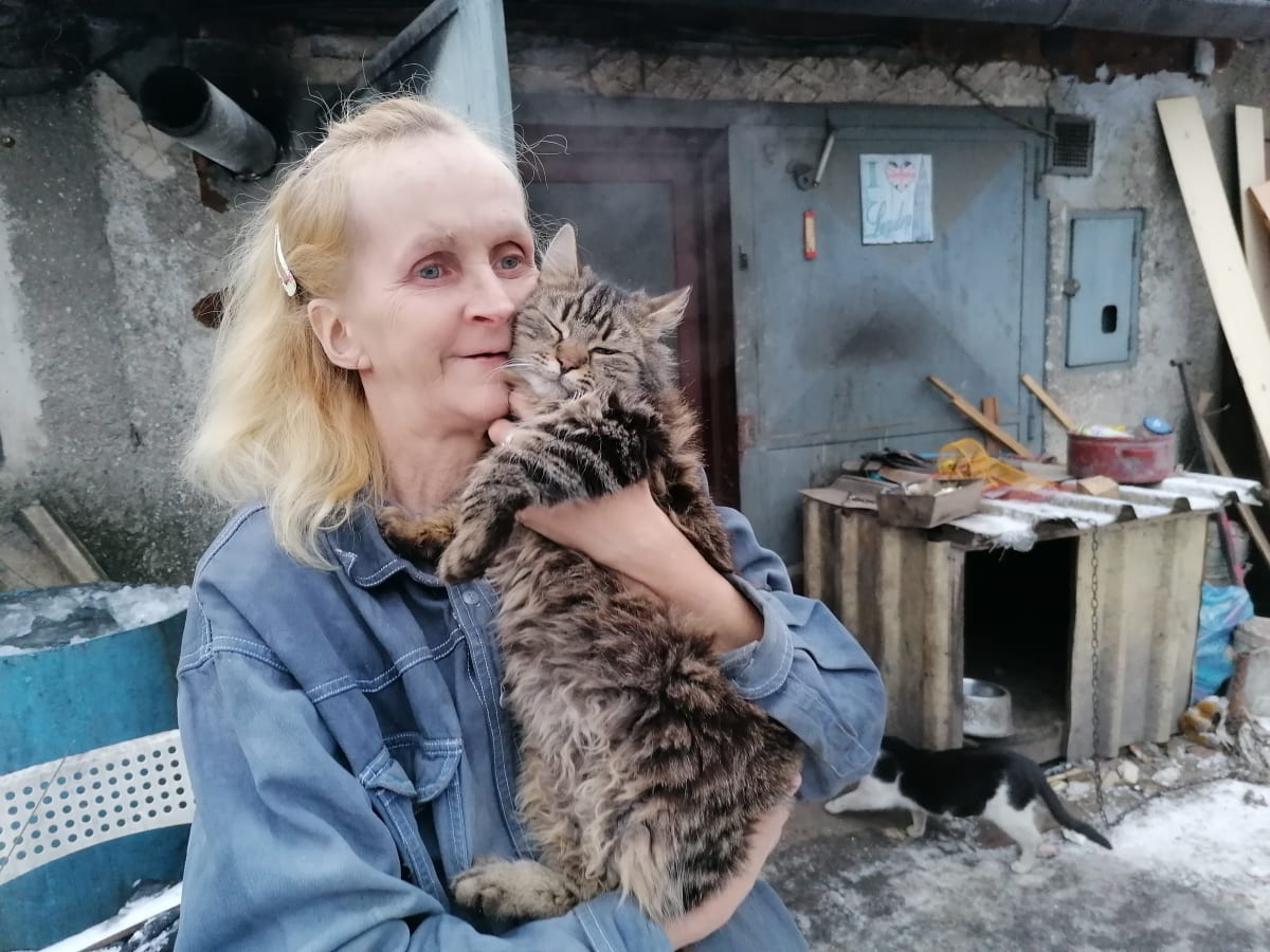 Dagmar Paláková žije v ostravské garáži už asi 15 let. Na konci listopadu jí zemřel muž, ale sama nezůstala, stará se o 11 koček, andulky a psa.