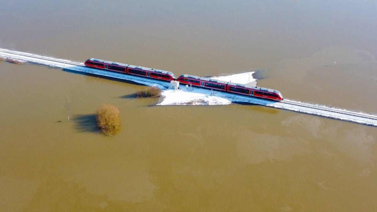 Ikonická fotografie vlaku, který v únoru projel zaplaveným Německem.
