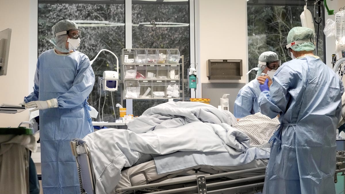 Lékaři ve vojenské nemocnici v západoněmeckém Westerstede pečují o pacienta s koronavirem.