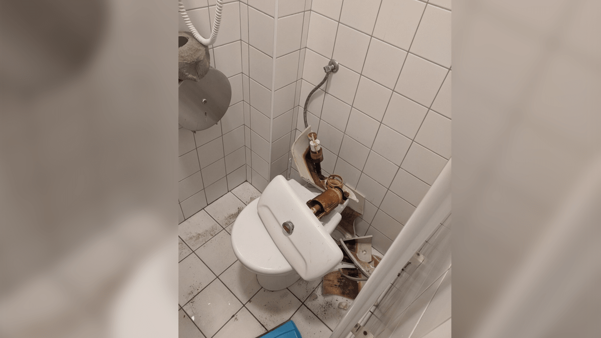 muž zdemoloval záchodovou mísu