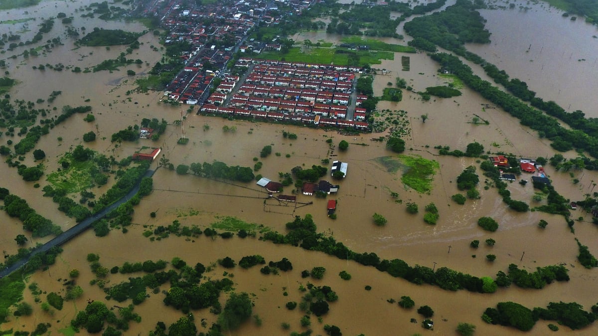 Kvůli vytrvalým dešťům se ve státě Bahia na východě Brazílie ocitlo pod vodou už více než 30 obcí.