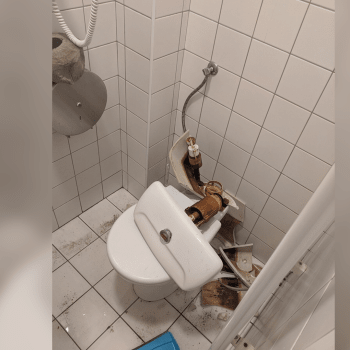 muž zdemoloval záchodovou mísu