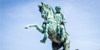 Starosta chtěl vyměnit Napoleona za politicky korektnější sochu. U obyvatel ale narazil