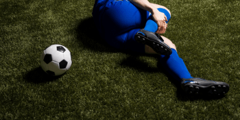Další tragédie ve světě fotbalu: Hráč se srazil s gólmanem, pak zemřel. Měl týden po svatbě
