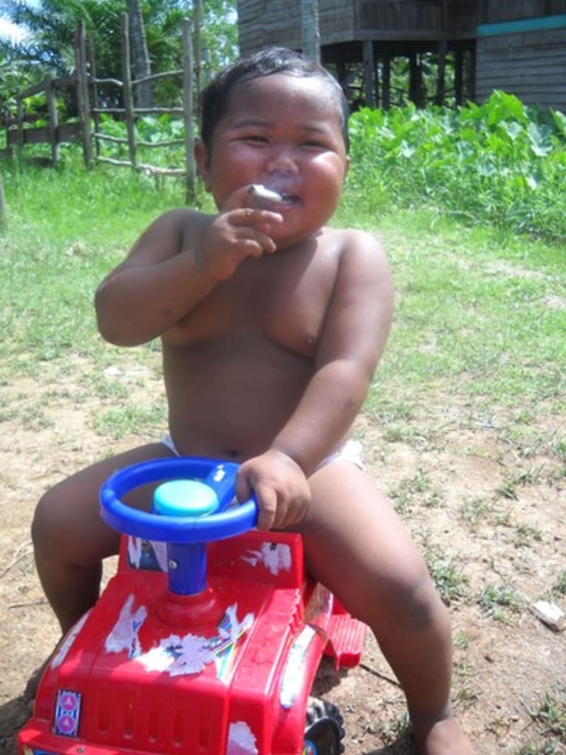 Snímky zachycující dvouletého chlapce, jak spokojeně popotahuje ze své cigarety, obletěly celý svět.