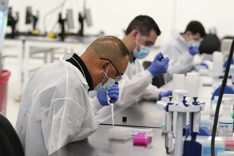 Vědci zkoumají koronavirus v laboratoři