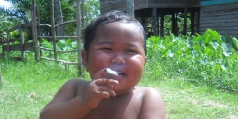 Snímky zachycující dvouletého chlapce, jak spokojeně popotahuje ze své cigarety, obletěly celý svět.