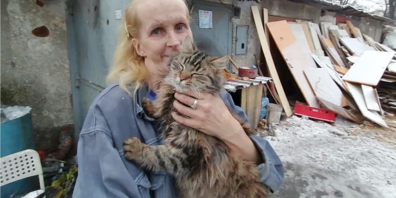 Dagmar Paláková před svým domovem v ostravském garážovém ghettu, v červnu příštího roku bude ženě padesát.