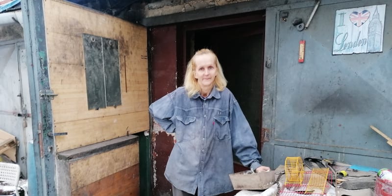 Dagmar Paláková před svým domovem v ostravské garážové favele, v červnu příští rok bude ženě padesát.