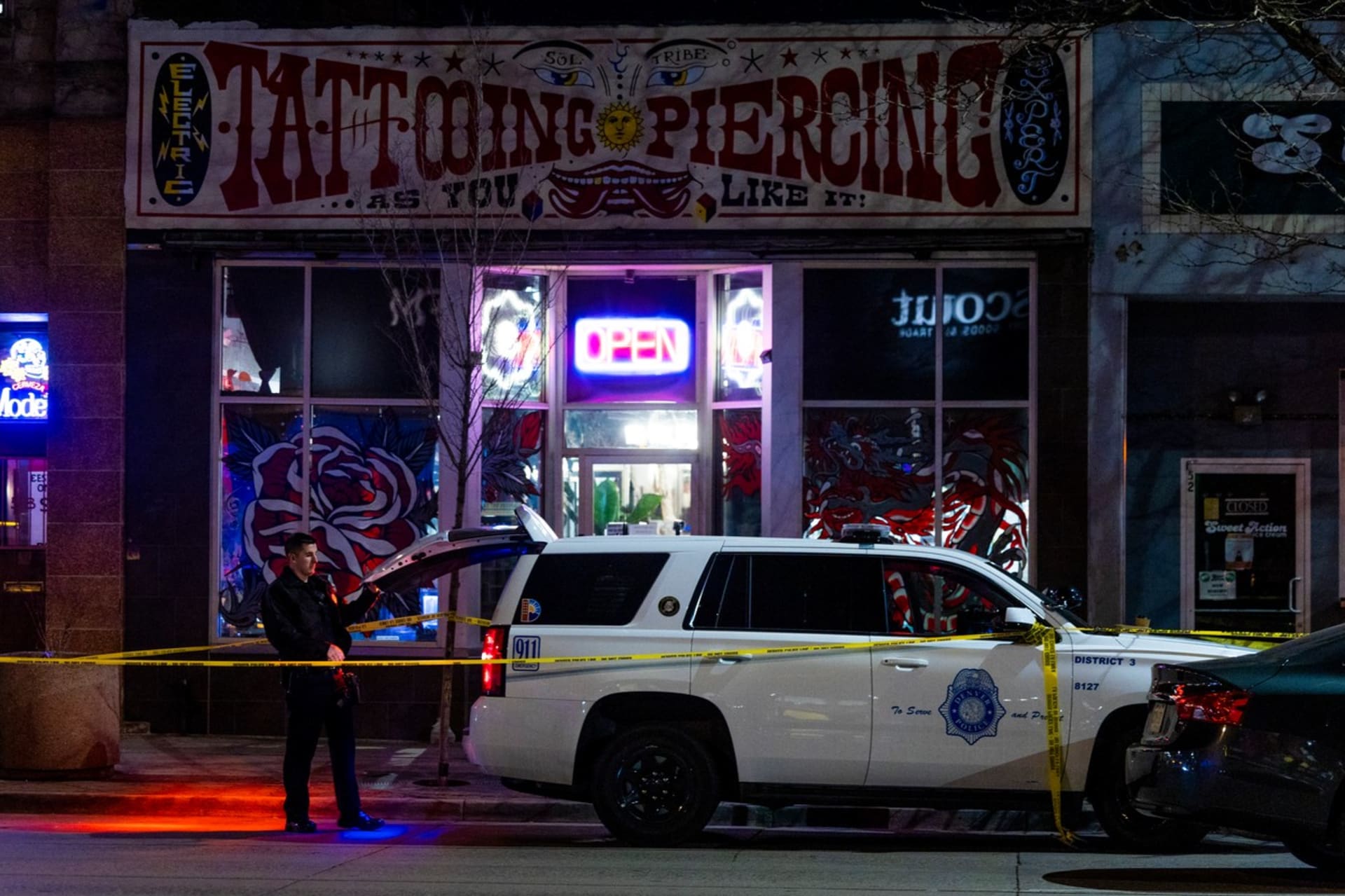 Střelec v americkém Denveru a okolí zabil čtyři lidi a poranil jednoho policistu.