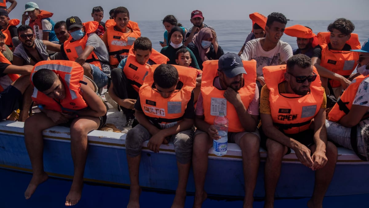 Itálie v úterý povolila humanitární lodi Geo Barents s 558 migranty zachráněnými na moři zakotvit v sicilském přístavu Augusta (ilustrační foto).
