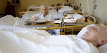 Totální chaos v pravidlech návštěv v nemocnicích. Senioři museli zůstat o Vánocích sami